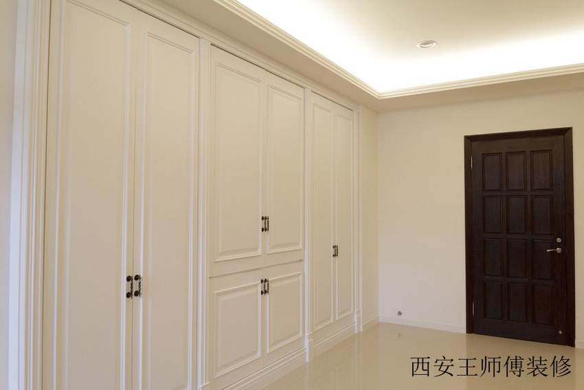现代简约装修 进门玄关墙面收纳柜设计