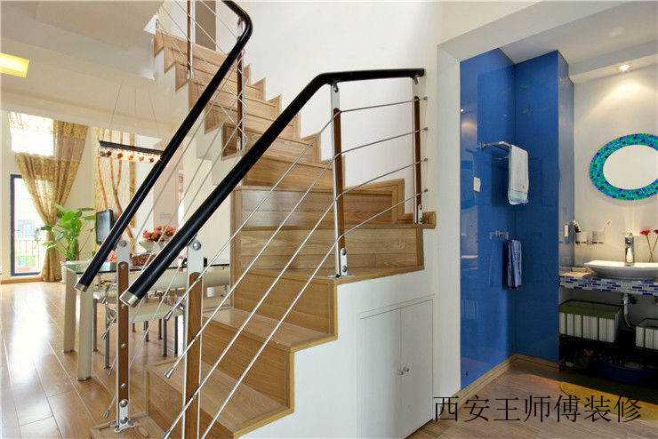 复式田园装饰风格实木楼梯设计装修图