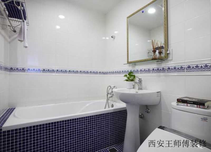 日式卫生间瓷砖腰线装饰图