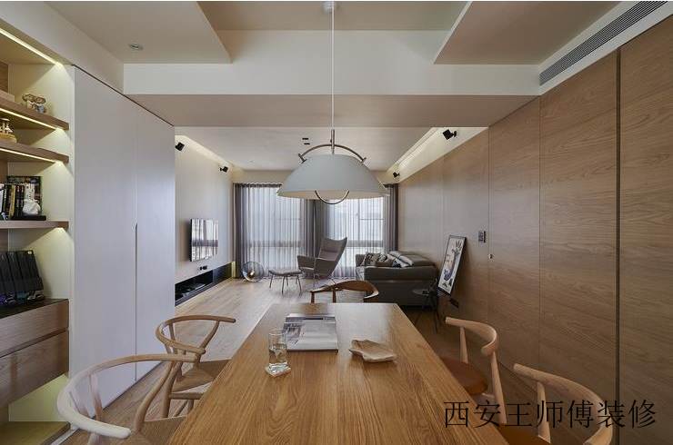 现代简约原木餐厅装修图