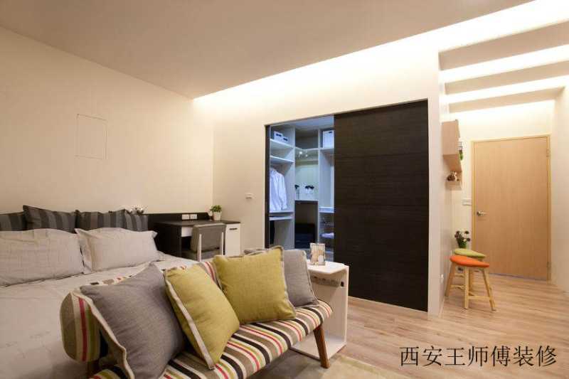 清新简约家居玄关木门装饰图