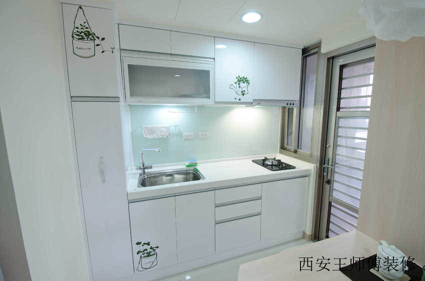 白色简约小户型厨房装饰图