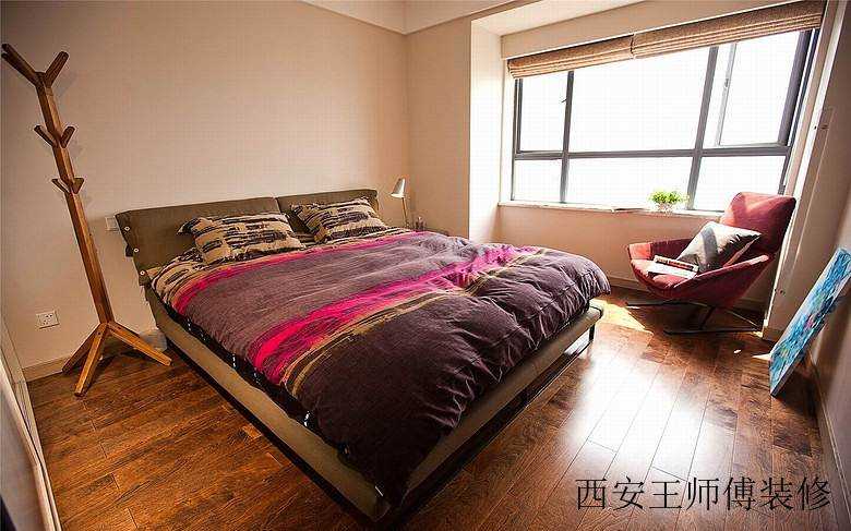 简约现代风卧室实木挂衣架设计