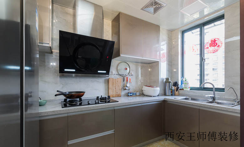 简约现代厨房烤漆橱柜装饰图