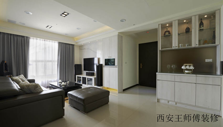 现代三居进门垭口设计