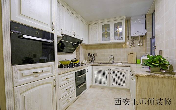 自然悠闲简欧厨房整体橱柜装饰图