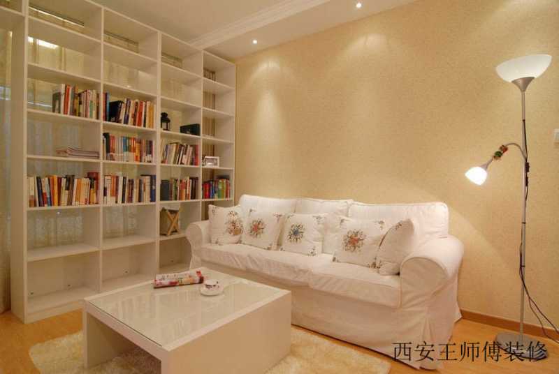 现代小户型白色沙发装饰图