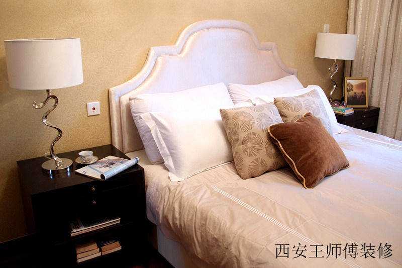 现代简约卧室台灯装饰图