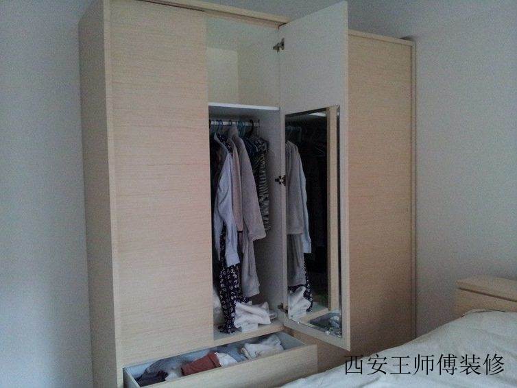 简约现代卧室衣柜装饰图