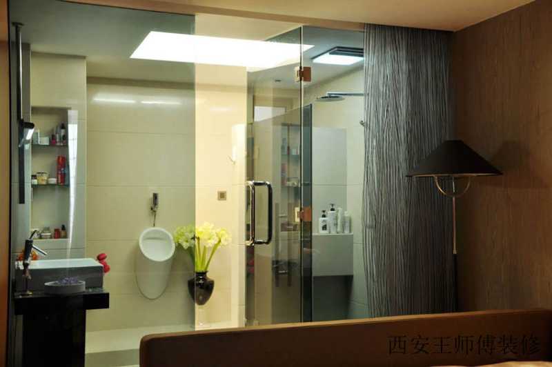 简约公寓卫生间玻璃隔断图