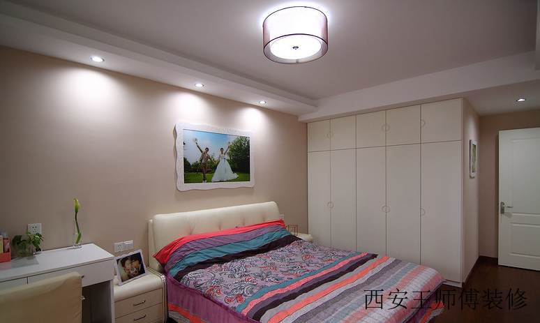 温馨超爱宜家卧室衣柜装饰图