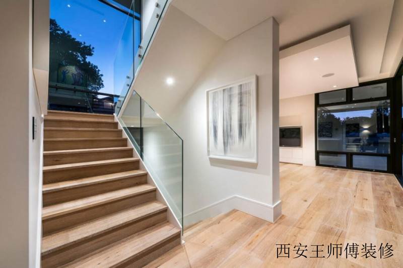 极简现代别墅原木楼梯装饰图