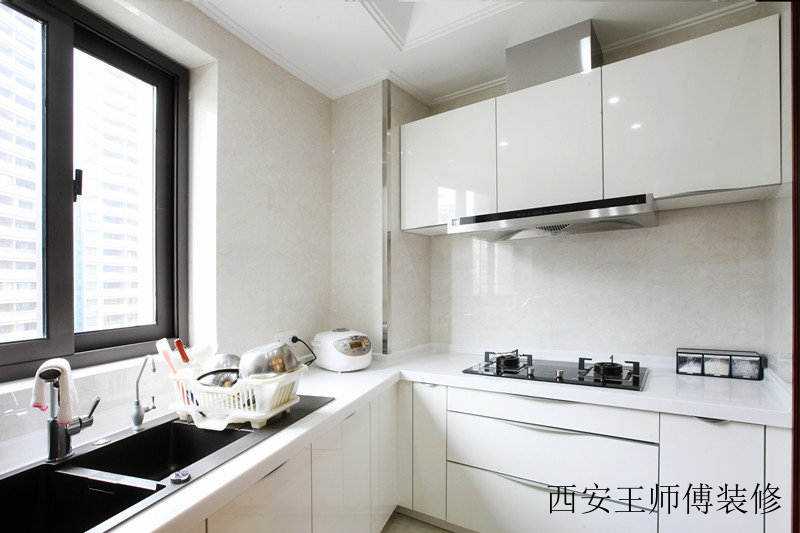 简约厨房白色橱柜装饰图