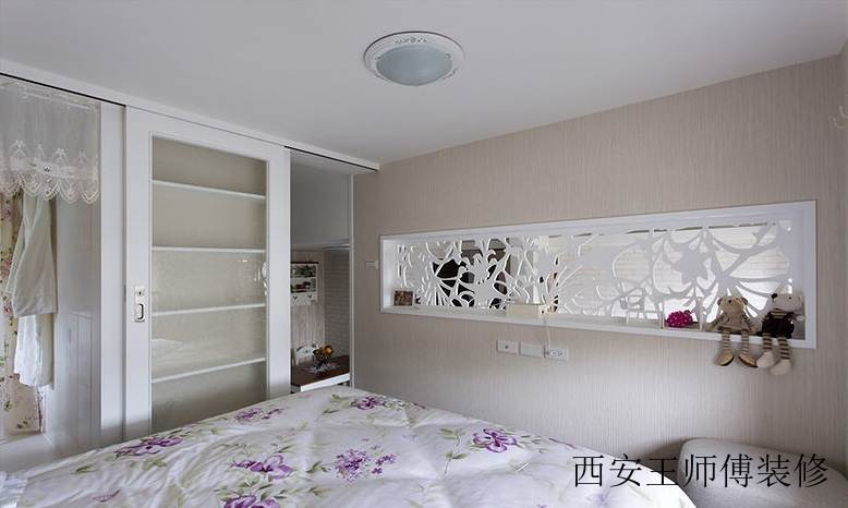 清新简约田园卧室背景墙中的窗棂装饰设计