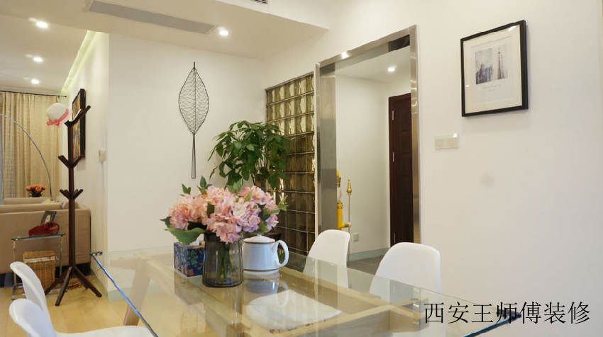 现代简约宜家餐厅玻璃餐桌装饰图