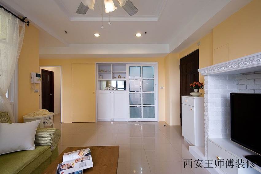 唯美简约公寓黄色背景墙装饰图