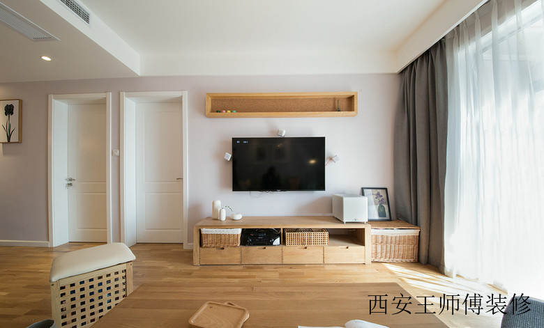 简洁日式风格 家居白色门装饰图