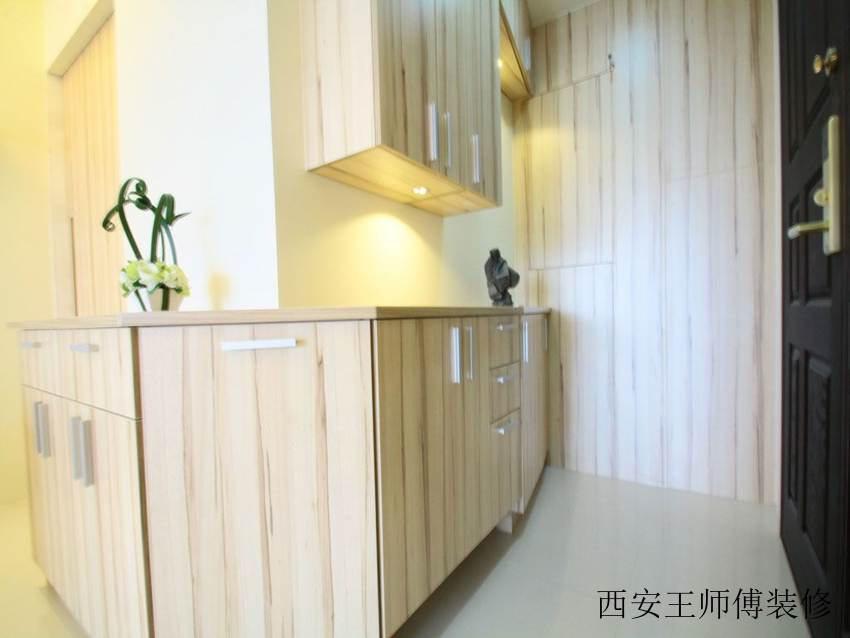 简约家居玄关实木装修案例图