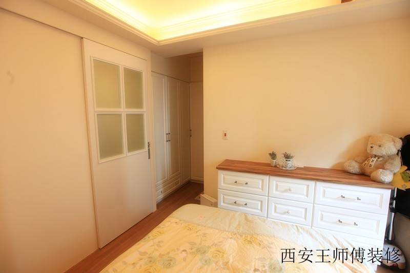 浅黄色田园风格白色门装饰效果图