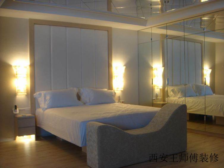 浅蓝色简约卧室 镜面背景墙设计