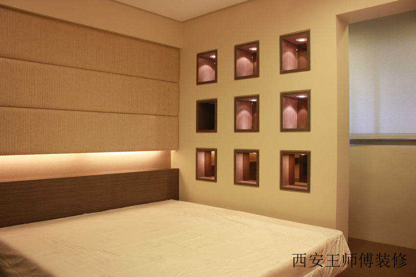 现代三居卧室隔断墙装饰图