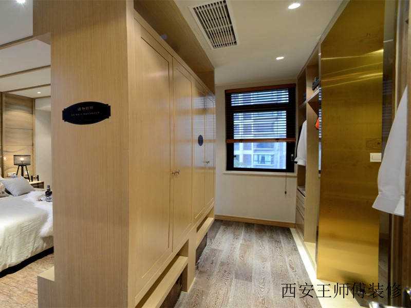 田园精装修衣帽间里的实木衣橱
