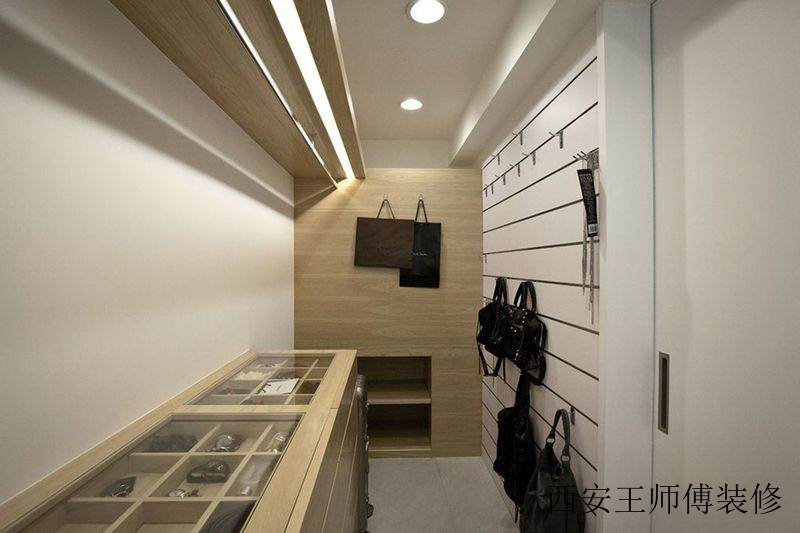 现代简约设计室内衣帽间吊顶装饰图片