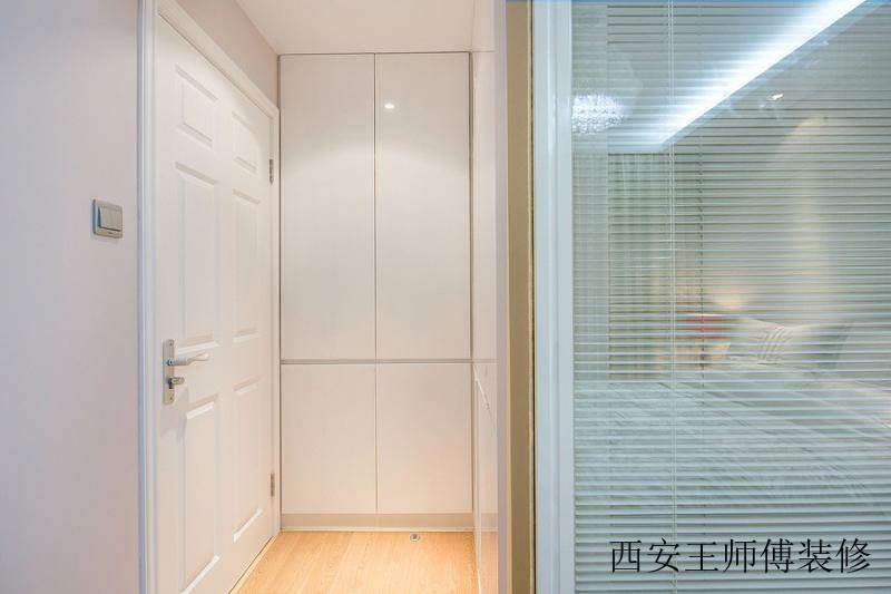 纯净简约现代家居白色门装饰图