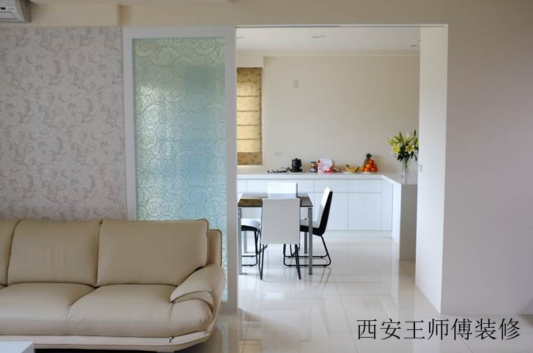 纯净简约小户型室内隔断装修图