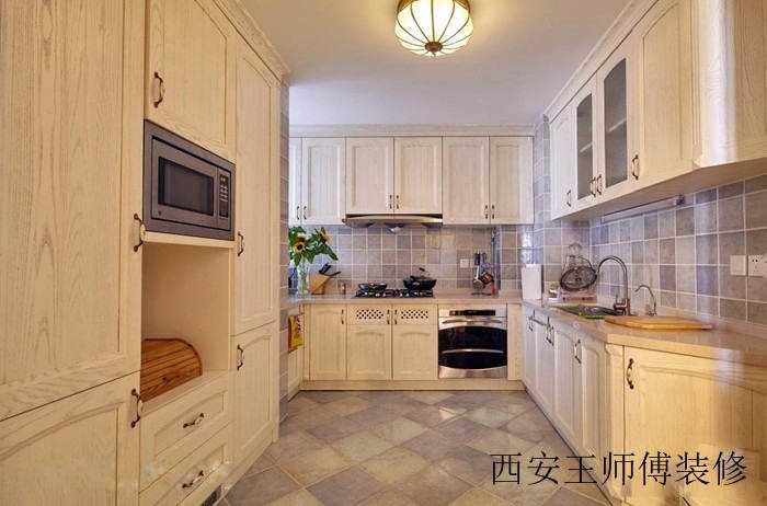 美式田园装修风格U型厨房设计装潢图