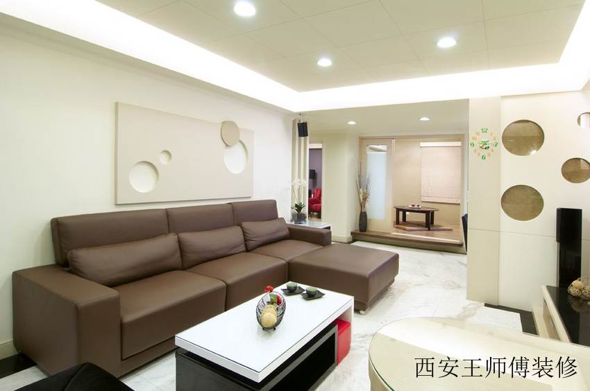 明亮简约客厅 咖色系沙发装饰图
