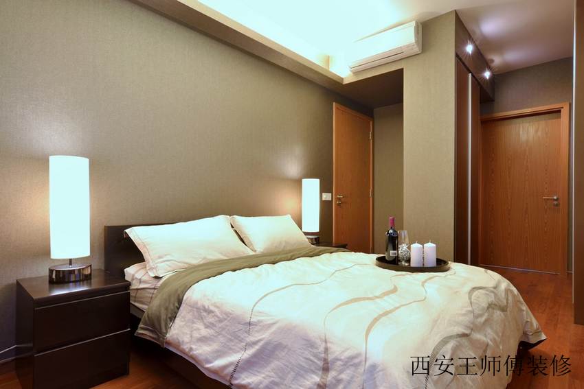 现代装修卧室实木门装饰图