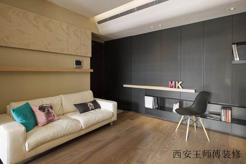 原木日式风白色沙发装饰图