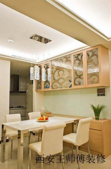 现代简约餐厅桌椅摆放