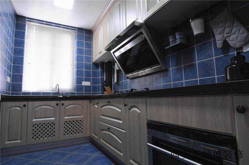 美式田园厨房蓝色瓷砖装饰效果图