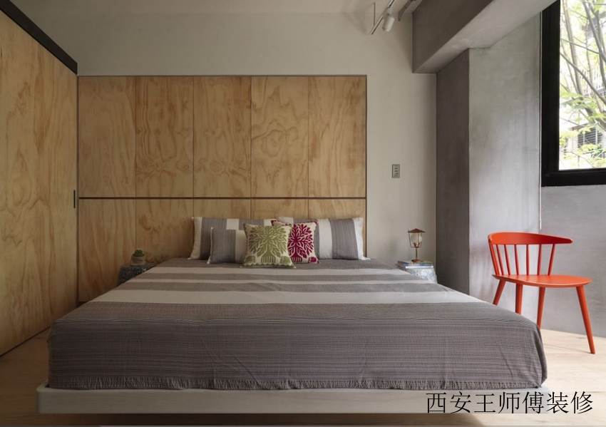 简约现代工业风卧室实木背景墙装饰图