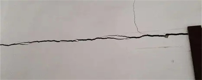 墙面开裂正常吗