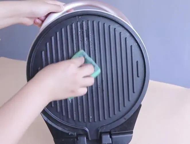 怎么清理电饼铛的油污 怎么清理电饼铛的油污